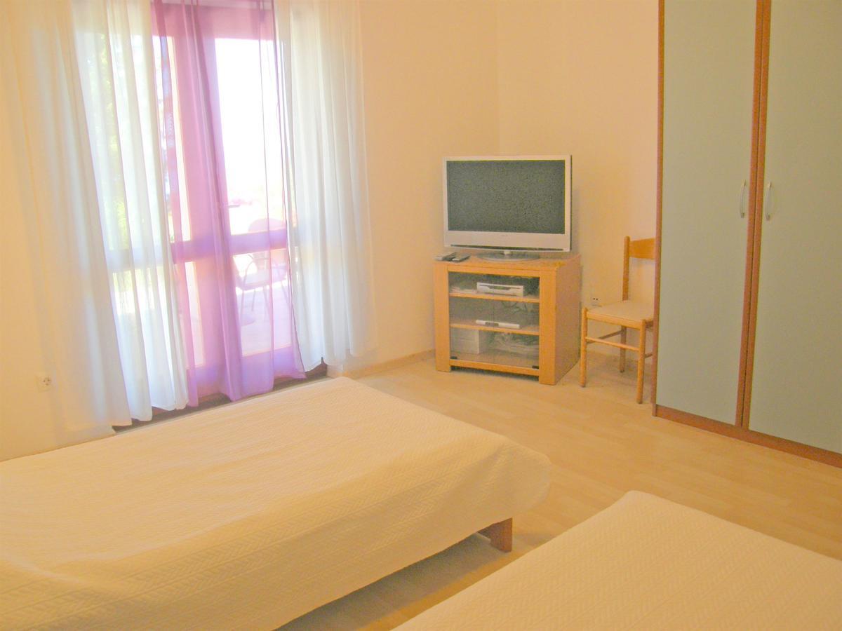 Apartments Rina Примоштен Экстерьер фото