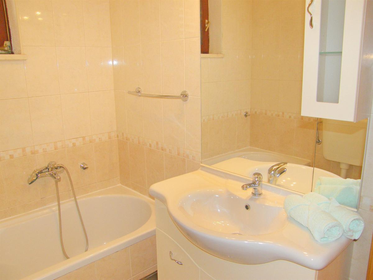 Apartments Rina Примоштен Экстерьер фото